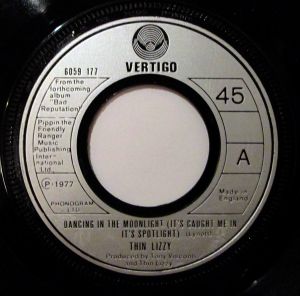 Thin Lizzy - Dancing In The Moonlight (It's Caught Me In It's Spotlight) (1977)